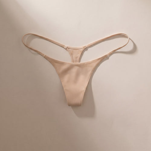 Mauchi Micro String flach ausgelegt mit verstellbaren Nude-Trägern