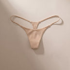 Mauchi Micro String in Nude flach ausgelegt
