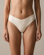 Mauchi Seamless Tanga in Vanille von vorne am Körper getragen