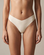 Mauchi Seamless Tanga in Vanille – Vorderansicht am Körper